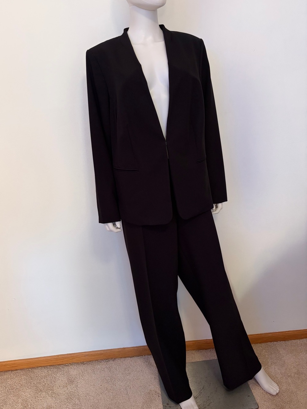 #744 Liz Claiborne Black Womens Blazer and Pants Suit. Like New. 16W & 18W